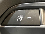 【ステアリングヒーター】冬場に冷たくなりやすい革巻きステアリングを、スイッチ一つで素早く適温に!エアコンよりも早く温まってくれるので、寒い日の運転も快適になりますね♪