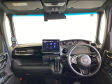 運転席は、大きな座面と包み込むような背もたれがドライバーの身体全体をしっかり支えます。上質なシート素材と座り心地のよいクッションを採用し、長時間の運転やコーナーの多い道も快適です