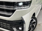 【LEDヘッドライト】悪天候や夜間走行時も良好な視界を確保し安心して運転できる高輝度LEDヘッドライトを装備!点灯速度が早く、消費電力も抑えられています。