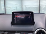 走行中に車両が認識した交通標識を画面に表示することで、運転者に交通標識を知らせるシステムです。