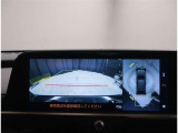 バックモニター付き。駐車の際のサポートとなり、必須アイテムのひとつですよね。それでも、バックする際は必ずご自身の目で確認をしてください。パノラミックビューで上から見下ろした視点でも確認できます!