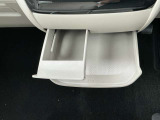 運転席と助手席のエアコン吹き出し口には便利な紙パック対応ドリンクホルダーが装備されています。