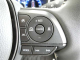 ステアリングスイッチでクルーズコントロール機能の操作ができます。長距離の高速走行時の疲労軽減や燃費に役立ちます。