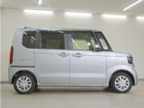 リアには左右スライドドアを採用。狭い駐車場でも開閉しやすく、強風の日でもドアが煽られにくくなっております。小さなお子さまやご年配の方も安心して乗り降りできます。
