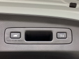 ハンズフリーアクセスパワーテールゲート(予約クローズ機能付き)予約ボタンを押していればスマートキーを持って車から離れると開閉ボタン操作をしなくてもテールーゲートドアが閉まります