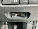運転席の右下にETCがビルトインされています。高速道路では便利ですね!