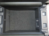 アームレスト内に、USBポートを二口備えています。運転席と助手席それぞれのスマホや電子小物を充電可能です。