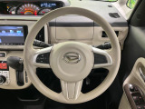インテリアに合わせたデザインのステアリングは、運転される方のことも考え、運転しやすい形状、大きさです。是非一度、実際に触ってお確かめください。