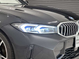 アダプティブLEDヘッドライトはステアリングを切った方向を照らします。