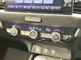 【オートエアコン】一度お好みの温度に設定すれば、車内の温度を検知し風量や温度を自動で調整。暑い&hellip;寒い&hellip;と何度もスイッチ操作をする必要はありません。快適な車内空間には必須の機能ですね♪