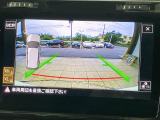 ギアをリバースに入れると車両後方の映像を映し出します。画面にはガイドラインが表示され、車庫入れや縦列駐車などの際に安全確認をサポートします。