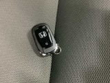 スマートキーにより、キーをバッグやポケットに入れたままドアの開閉やエンジン始動ができます。荷物が多い時でもスムーズに乗り降りでき、快適性が大きく向上します。