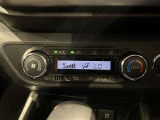 【オートエアコン】一度お好みの温度に設定すれば、車内の温度を検知し風量や温度を自動で調整。暑い&hellip;寒い&hellip;と何度もスイッチ操作をする必要はありません。快適な車内空間には必須の機能ですね♪