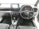 運転席からの視界はこんな感じです☆お気軽にご来店いただき、実際に座って是非お確かめください。ドライバーに寄り添う快適な操作フィールをもたらすステアリングです。