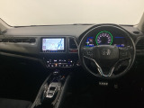 車内は光触媒抗菌消臭施工済です。スタイリッシュなデザインでスポーティなインパネ周りを演出します。グローブボックスやカップホルダーのほかにトレーなどたくさんの収納スペースが付いています。