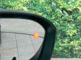【後方車輛検知】走行中、ドアミラーの死角になりやすい箇所に後続車が接近するとサイドミラー付近に警告を表示、ドライバーに注意喚起をしてくれます。