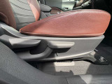 運転席シートは高さをラチェット式のレバーで変更することが可能です。ちょうどよいドライビングポジションで快適に運転していただけますね!!