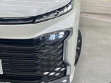 【LEDヘッドライト】悪天候や夜間走行時も良好な視界を確保し安心して運転できる高輝度LEDヘッドライトを装備!点灯速度が早く、消費電力も抑えられています。