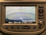 バックでの車庫入れも安心です! リアカメラが付いているバックモニター付のナビを装備しております。操作線もついており距離感も画面から確認できます。