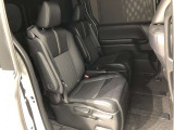 【後部座席】も当然、綺麗・清潔に仕上げております。内装の綺麗なお車は気持ちが良いですし、コンディションのいい車が多いです。これもオススメの1台です。