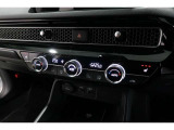 運転席と助手席の温度設定の変更が可能な左右独立タイプのデュアルエアコンです♪♪♪暑がりな人・寒がりな人も誰もが車内を快適にお過ごしいただけます♪♪♪