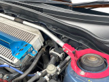【STIタワーバー】お車の剛性を高めるタワーバーを装備。よりスムーズなコーナリング走行が可能となり、走りも楽しめます。
