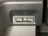 ハンドルの左下にETCがついています。高速道路の料金所の通過も楽々です。 カードの取り出しもしやすい場所についています。