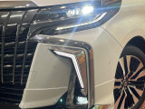 【LEDヘッドライト】悪天候や夜間走行時も良好な視界を確保し安心して運転できる高輝度LEDヘッドライトを装備!点灯速度が早く、消費電力も抑えられています。