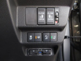 リア両側電動スライドドア。荷物で手が塞がる時など簡単にドアの開閉が出来ます。視認性もよく操作しやすいインパネ回りのスイッチ類です。