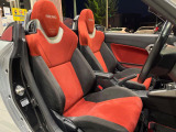 【RECARO製シート】人間工学に基づいた面圧分布によって腰への負担や長時間運転時の疲労発生を軽減☆一目でレカロとわかるスポーティなルックスが特徴です。