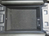 USBポートが二口ございますので、運転席と助手席それぞれのスマホや電子小物を充電可能です。