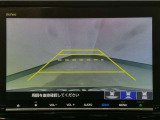 【バックカメラ】運転が苦手な方も車庫入れラクラクです!ギアをリバースに入れれば自動的に切り換わりますので、面倒な操作は不要です♪狭い駐車場もお車を傷つけず安心ですね!