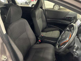 運転席の画像です。足元やシートまわりに余裕があり、リラックスした姿勢で運転が可能です。視界も良好で操作系へのアクセスもしやすく、快適で安心感のあるドライブをサポートします。