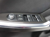 運転席のパワーウインドースイッチ部です。よく触れる場所だからこそ、使用状態があらわれますよね。ぜひこうした所もチェックしてください。