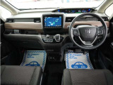 運転にかかわる様々な操作を安全に行えるように視点移動が少なく、操作性に配慮されたスイッチ類が凝縮されたコクピットです。