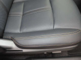 運転席は、細やかな調整が可能なパワーシートになっています。2ポジションメモリーが可能ですので、運転手交代に備えて2名分のポジション登録がお奨めです。