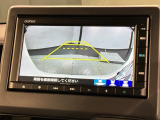 リバースギアに入れるだけで後方の表示へ切り替わります。夜間や雨の日の駐車も楽になりますよ。