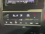 【オートエアコン】一度お好みの温度に設定すれば、車内の温度を検知し風量や温度を自動で調整。暑い&hellip;寒い&hellip;と何度もスイッチ操作をする必要はありません。快適な車内空間には必須の機能ですね♪