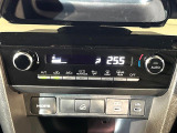 【オートエアコン】一度お好みの温度に設定すれば、車内の温度を検知し風量や温度を自動で調整。暑い&hellip;寒い&hellip;と何度もスイッチ操作をする必要はありません。快適な車内空間には必須の機能ですね♪
