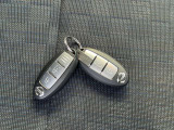 【 インテリジェントキー 】 キーを持っていればエンジン始動でき、ドアノブのボタンで車の鍵の開錠と施錠もできます。キーを取り出す手間がなくなります。