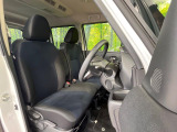 運転席まわりには十分なスペースがあり、大柄な方でもゆったり運転していただける環境です。