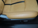 運転席の電動パワーシートとシートメモリーも付いています。