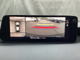 狭い場所での駐車やすれ違いなどでより的確な運転操作に役立つ360&deg;ビューモニターが装備されています。