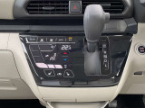 オートエアコン付きで快適に運転が楽しめます。