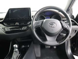 運転席側から見た写真です、お車にマッチングするようにデザインされたインパネ!沢山のスイッチ類も運転させる方が使いやすい位置に配置されていますね!