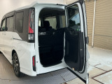 【わくわくゲート】タテはもちろんヨコにも開き、ちょっとした荷物を積む時にもとても便利♪人やペットの乗り降りもスムーズにできます♪