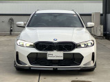 【BMWの伝統】BMWの特徴的な&ldquo;キドニーグリル&rdquo;は、80年以上続く伝統の形でございます。変わらないこだわりのデザインが、プレミアムブランド&ldquo;BMW&rdquo;を創り出します。
