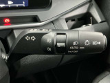 【オートライト】車のセンサーが周囲の明るさを感知し、自動でヘッドライトを点灯・消灯する機能です。この機能は夕暮れ時の交通事故が多い時間帯の安全性を高めてくれます。