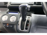 インパネシフトだから視線の移動も少なく足元もスッキリ♪運転席もゆったりしているのでゆとりを持ってドライブできますね!
