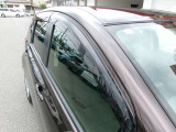 雨の日でも、車内の空気入替に便利なプラスチックバイザー付きになります^^意外と実用性がありますよね☆